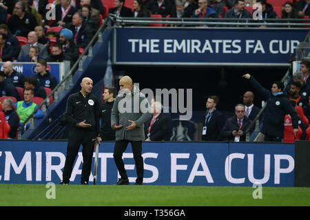 Londra, Regno Unito. 06 apr, 2019. Pep Guardiola, il manager del Manchester City sostiene con il quarto ufficiale. La Emirates FA Cup, semi-finale corrispondono, Manchester City v Brighton & Hove Albion allo Stadio di Wembley a Londra il sabato 6 aprile 2019. Questa immagine può essere utilizzata solo per scopi editoriali. Solo uso editoriale, è richiesta una licenza per uso commerciale. Nessun uso in scommesse, giochi o un singolo giocatore/club/league pubblicazioni . pic da Andrew Orchard/Andrew Orchard fotografia sportiva/Alamy Live news Credito: Andrew Orchard fotografia sportiva/Alamy Live News Foto Stock