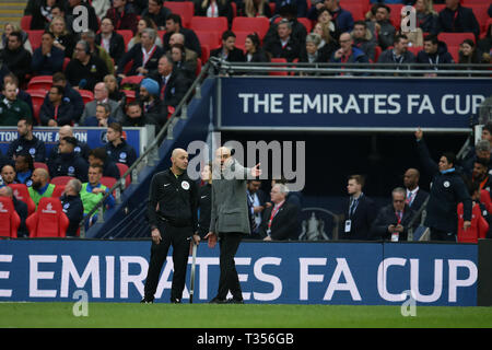 Londra, Regno Unito. 06 apr, 2019. Pep Guardiola, il manager del Manchester City sostiene con il quarto ufficiale. La Emirates FA Cup, semi-finale corrispondono, Manchester City v Brighton & Hove Albion allo Stadio di Wembley a Londra il sabato 6 aprile 2019. Questa immagine può essere utilizzata solo per scopi editoriali. Solo uso editoriale, è richiesta una licenza per uso commerciale. Nessun uso in scommesse, giochi o un singolo giocatore/club/league pubblicazioni . pic da Andrew Orchard/Andrew Orchard fotografia sportiva/Alamy Live news Credito: Andrew Orchard fotografia sportiva/Alamy Live News Foto Stock