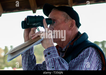 Pinehurst, North Carolina, Stati Uniti d'America. 3 apr, 2019. 6 aprile 2019 - Pinehurst, N.C., STATI UNITI D'AMERICA - EARL LENNOX chiama le gare durante il settantesimo annuale di primavera cablaggio Matinee gare sponsorizzato dalla Pinehurst Guidare & Training Club, al Pinehurst via cavo, Pinehurst, North Carolina. Questo anno di gare commemorare il 104th anniversario della pista. Credito: Timothy L. Hale/ZUMA filo/Alamy Live News Foto Stock