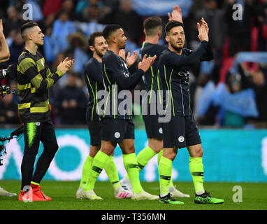 Londra, Regno Unito. 06 apr, 2019. Manchester City i giocatori di celebrare la vittoria dopo la FA Cup Semi-Final match tra Manchester City e Brighton e Hove Albion allo Stadio di Wembley a Londra, in Gran Bretagna il 6 aprile 2019. Il Manchester City ha vinto 1-0. Per solo uso editoriale. Non per la vendita a fini di commercializzazione o di campagne pubblicitarie. Nessun uso non autorizzato di audio, video, dati, calendari, club/campionato loghi o 'live' SERVIZI. ONLINE in corrispondenza uso limitato a 45 immagini, nessun video emulazione. Nessun uso in scommesse, giochi o un singolo giocatore/club/league pubblicazioni. (Xinhua) Credito: Xinhua/Alamy Live News Foto Stock