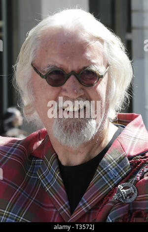 New York, Stati Uniti d'America. 6 apr, 2019. Sesta Avenue, New York, USA, aprile 06, 2019 - Grand Marshal Billy Connolly e famiglia (moglie Pamela Stephenson, figlie Scarlett e Amy) durante la Città di New York Tartan giorno sfilate.Foto: Luiz Rampelotto/EuropaNewswire Credito: Luiz Rampelotto/ZUMA filo/Alamy Live News Foto Stock