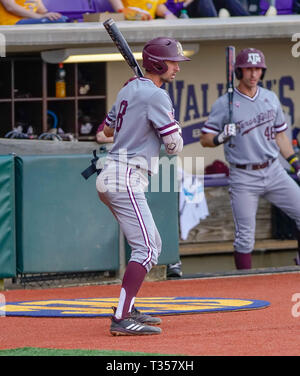 In Louisiana, Stati Uniti d'America. 06 apr, 2019. Texas A&M BRADEN SHEWMAKE(8) attende sul ponte contro la LSU presso Alex Box Stadium. Credito: Jerome Hicks/ZUMA filo/Alamy Live News Credito: ZUMA Press, Inc./Alamy Live News Foto Stock