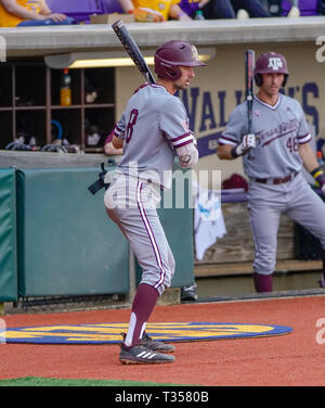 In Louisiana, Stati Uniti d'America. 06 apr, 2019. Texas A&M BRADEN SHEWMAKE(8) attende sul ponte contro la LSU presso Alex Box Stadium. Credito: Jerome Hicks/ZUMA filo/Alamy Live News Credito: ZUMA Press, Inc./Alamy Live News Foto Stock