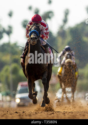 Arcadia, Ca, Stati Uniti d'America. 7 apr, 2019. Aprile 06, 2019: Roadster con Mike Smith vince il Santa Anita Derby al Santa Anita Park in aprile 06, 2019 in Arcadia, California. Evers/Eclipse Sportswire/CSM/Alamy Live News Foto Stock