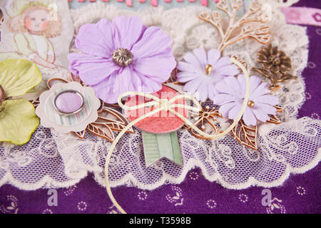 Pagina da scrapbooking album chebbi in stile elegante con fiori e altri elementi. Fatte a mano. Foto Stock