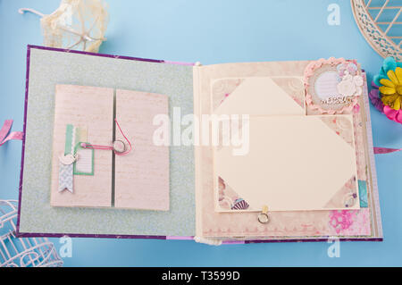 Scrapbooking album in chebbi chic stile per il bambino. Fatte a mano. Foto Stock