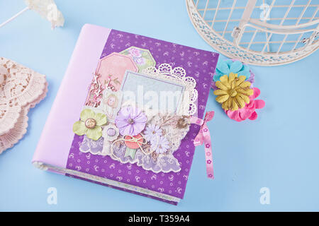 Scrapbooking album in chebbi chic stile per il bambino. Fatte a mano. Foto Stock