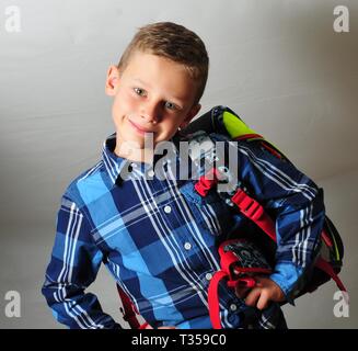 Sorridenti boy portano a zainetto in età prescolare Foto Stock