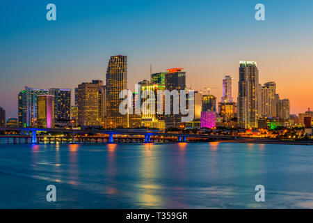 Skyline di Miami Florida USA al tramonto Foto Stock