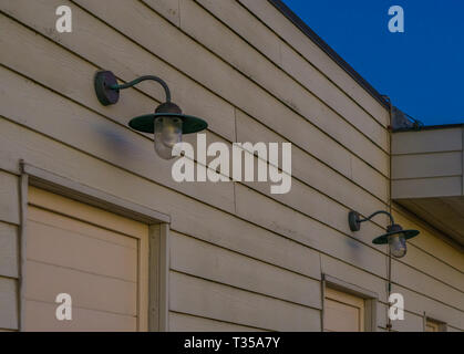 Lanterne spento appeso alla parete in legno di una casa, illuminazione esterna in stile vintage Foto Stock