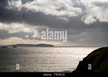 Guardando verso sud da Blairmore su un nuvoloso giorno verso Handa Island e il vecchio uomo di Stoer in Sutherland, Scozia. Foto Stock