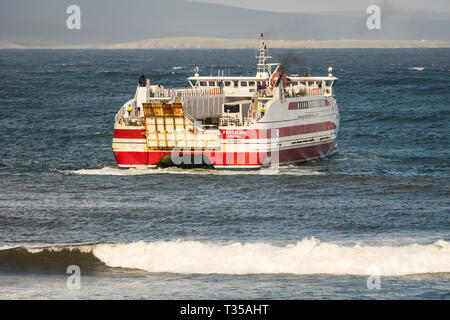 Pentland Ferries traghetto catamarano 'Pentalina' in arrivo dalla Orkney di sbarcare le vetture al jetty di branchie, vicino a John O'semole in Scozia settentrionale. Foto Stock