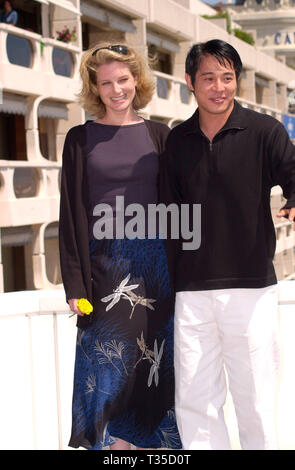 CANNES, Francia. 13 maggio 2001: attrice Bridget Fonda e attore JET LI al Cannes Film Festival per promuovere il loro film bacio del drago. © Paul Smith/Featureflash Foto Stock