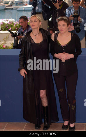 CANNES, Francia. 12 maggio 2001: francese attrici Emmanuelle Beart (bionda) & PASCALE BUSSIERES al Cannes Film Festival per promuovere il loro film la ripetizione. © Paul Smith/Featureflash Foto Stock