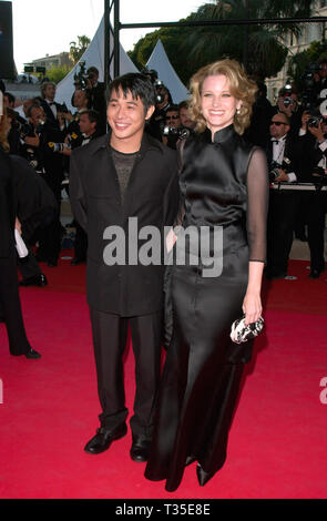 CANNES, Francia. 12 maggio 2001: attrice Bridget Fonda e attore JET LI alla premiere di Shrek al Cannes Film Festival. © Paul Smith/Featureflash Foto Stock