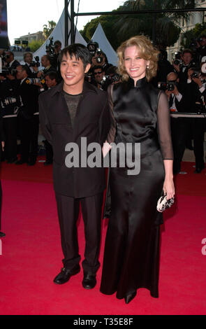 CANNES, Francia. 12 maggio 2001: attrice Bridget Fonda e attore JET LI alla premiere di Shrek al Cannes Film Festival. © Paul Smith/Featureflash Foto Stock