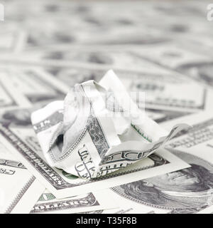 Crumpled dollaro degli Stati Uniti si trova sul set di regolare le fatture del denaro. Concetto di irragionevole spreco di denaro Foto Stock