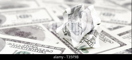 Crumpled dollaro degli Stati Uniti si trova sul set di regolare le fatture del denaro. Concetto di irragionevole spreco di denaro Foto Stock