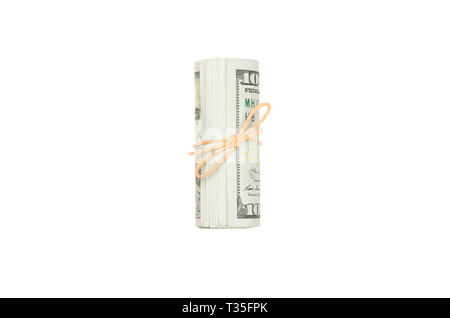 US dollari arrotolata e serrato con band isolato su sfondo bianco. Il denaro americano Foto Stock