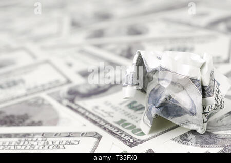 Crumpled dollaro degli Stati Uniti si trova sul set di regolare le fatture del denaro. Concetto di irragionevole spreco di denaro Foto Stock