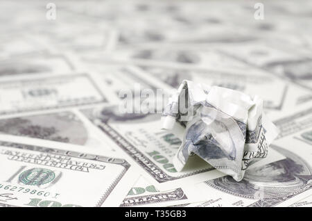 Crumpled dollaro degli Stati Uniti si trova sul set di regolare le fatture del denaro. Concetto di irragionevole spreco di denaro Foto Stock