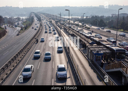 Vista di Halic Ponte dell'autostrada sul Golden Horn.The Golden Horn, conosciuto anche per il suo moderno nome turco, Halic, è una delle principali aree urbane per via navigabile. Foto Stock