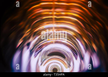 Le onde sonore nel visibile a colori nel buio Foto Stock