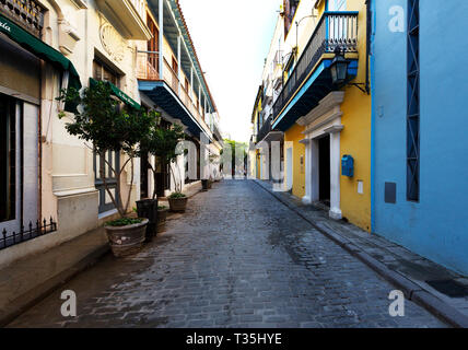 Coloratissima linea edilizia mattone street di Havana, Cuba Foto Stock