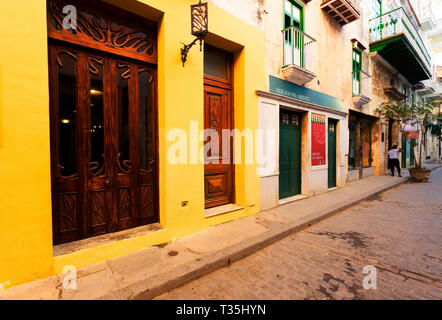 Coloratissima linea edilizia mattone street di Havana, Cuba Foto Stock