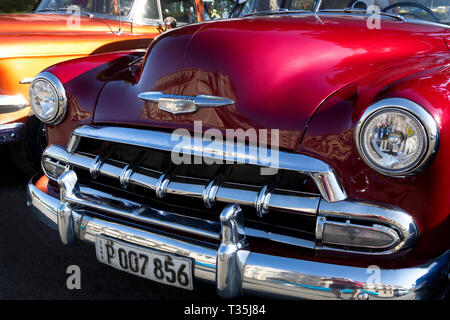 Red 1952 Chevy Convertible parcheggiato su Cuba Tacon a l'Avana, Cuba Foto Stock