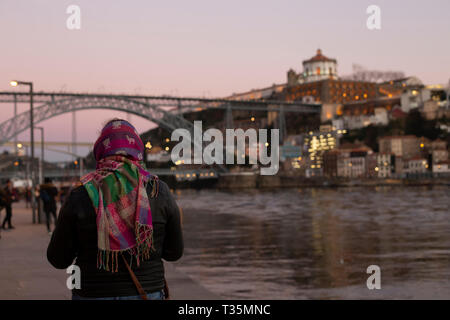 Vista posteriore di una donna musulmana in porto Foto Stock