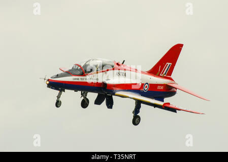 Prova impero scuola per piloti ASTRA British Aerospace BAe Hawk T1 piano jet XX341 sul finale a terra. Pte stabilità avanzata velivolo formazione piano di prova Foto Stock