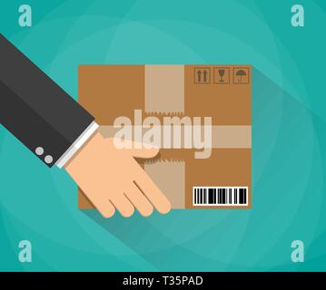 Il trasporto manuale di una scatola di cartone. consegna concetto. illustrazione vettoriale in design piatto su sfondo verde con lunga ombra Illustrazione Vettoriale