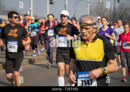 Praga, Repubblica Ceca - 6 Aprile 2019: Runner partecipanti al Sportisimo Praga Mezza Maratona Foto Stock