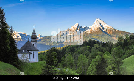 Scenario di destinazione bavarese nel parco nazionale di Berchtesgaden con Maria Gern cappella e nevoso Watzmann mountain Foto Stock