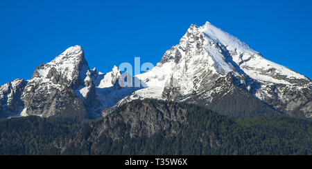 Vista panoramica della molla cime innevate del monte Watzmann bavarese nel parco nazionale di Berchtesgaden. Foto Stock