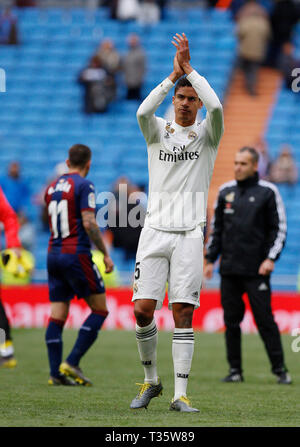 Real Madrid CF's Rapahel Varane visto applaudire dopo gli spagnoli La Liga match round 31 tra il Real Madrid e Eibar SD al Santiago Bernabeu Stadium in Madrid. (Punteggio finale; Real Madrid 2:1 SD Eibar ) Foto Stock