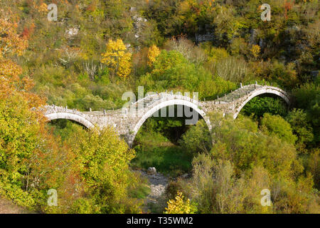 Il 3- arcuata di ponte di pietra conosciuta come 'Kalogeriko' o 'Plakidas' bridge, regione di Zagori, Ioannina, Grecia. Foto Stock