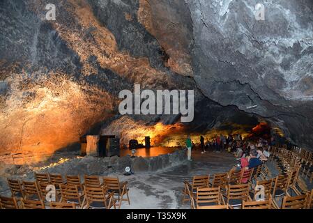 La metropolitana Concert Hall auditorium all'interno di un cratere vulcanico tubo di lava, Cueva de los Verdes, Lanzarote, Isole Canarie, febbraio 2018. Foto Stock