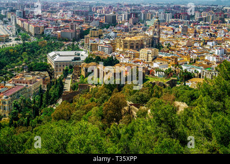 Panorama cityscape vista aerea di Malaga, Spagna. Santa Iglesia Basilica Cattedrale di Lady dell Incarnazione e della Alcazaba dal castello di Gibralfaro Foto Stock