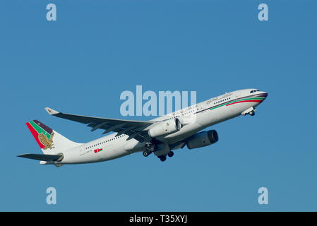 Gulf Air Airbus A330 aereo di linea A4O-KB decolla dall'aeroporto di Londra Heathrow, Londra, Regno Unito in cielo blu. Vecchia livrea Foto Stock