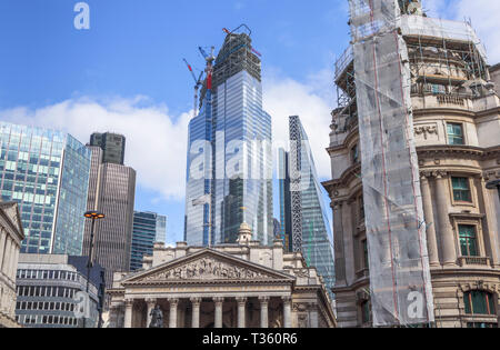 Nucleo di vetri parzialmente 22 Bishopsgate in costruzione nella città di Londra il quartiere finanziario dalla torre 42, Cheesegrater e Royal Exchange Foto Stock