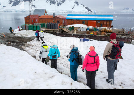 I turisti provenienti da un'Antartide la nave di crociera a Neko Harbour in Paradise Bay, Antartico peninsulare. Foto Stock