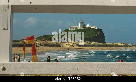 NEWCASTLE, AUSTRALIA- aprile, 3, 2016 nobbys testa in Newcastle incorniciato dalla ringhiera di recinzione Foto Stock