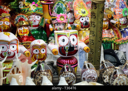 Statue del Signore Jagannath sulla strada del mercato di Puri. Sulla spiaggia di Puri, Odisha, questi incredibili statue erano tenuti a vendere. La cultura asiatica del concetto. Foto Stock