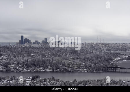 Una lunga esposizione di Seattle al tramonto dopo la tempesta di neve nel 2019 Foto Stock