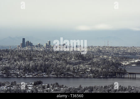 Una lunga esposizione di Seattle al tramonto dopo la tempesta di neve nel 2019 Foto Stock