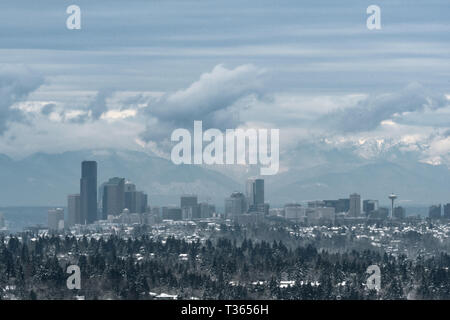 Una lunga esposizione di Seattle al tramonto dopo la tempesta di neve nel 2019 Foto Stock