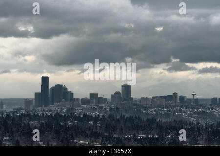 Una lunga esposizione di Seattle al tramonto dopo la tempesta di neve nel 2019 Foto Stock