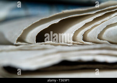 Un vecchio giornale in attesa di riciclo in una foto in primo piano Foto Stock